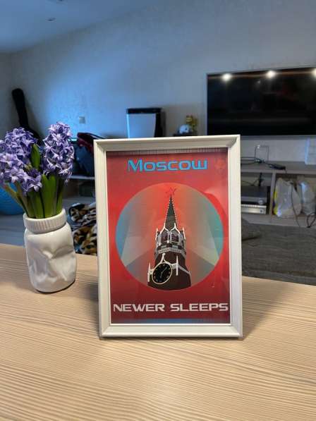 Плакат Moscow Newer Sleeps в Москве