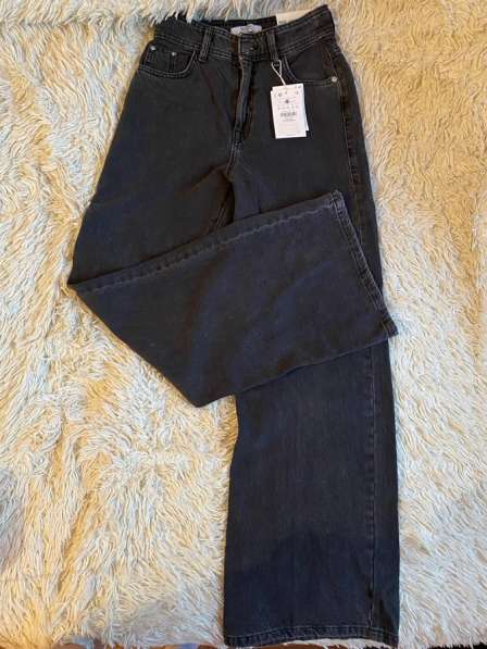 Чёрные выбеленные джинсы с широкими штанинами в Томске