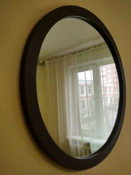 Круглое зеркало в деревянной раме 70 см в фото 6