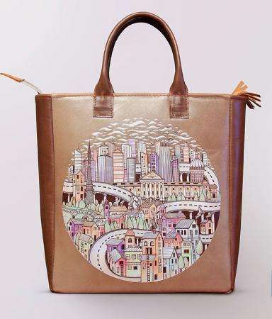 Яркая и стильная женская кожаная сумка ручной работы с авторским принтом «Город темный»