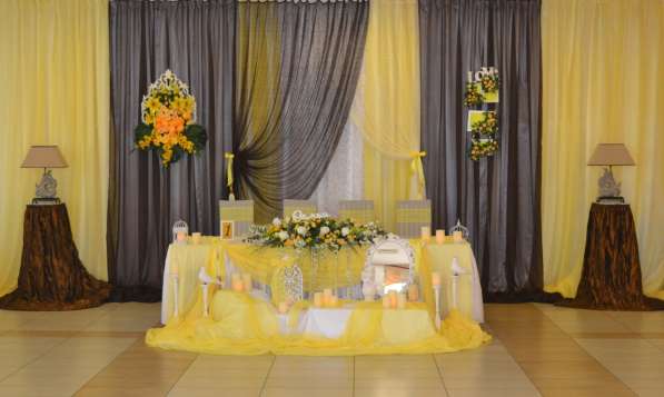 Оформление свадебного зала тканями, цветами, шарами