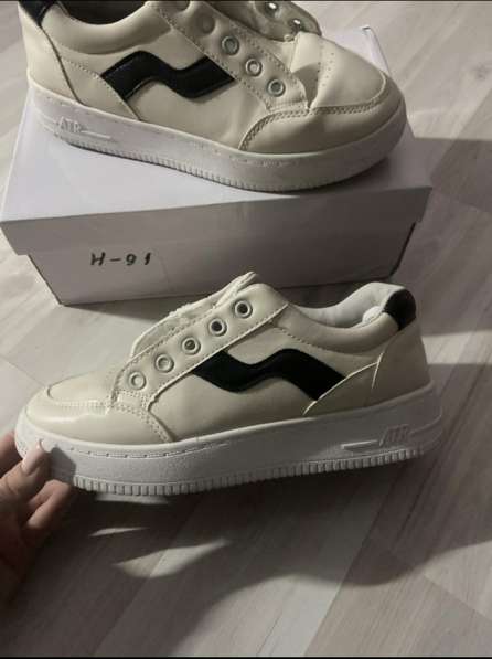 Кроссовки женские