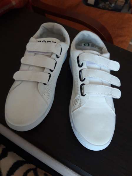 Новые белые кросовки на липучках