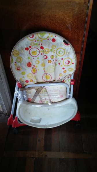 Детский стульчик для кормления, разобранный и упакованный в 
