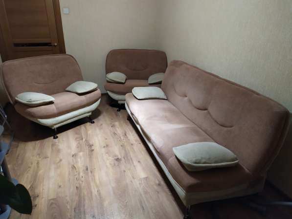 Продам мягкую мебель б/у (диван и 2 кресла)