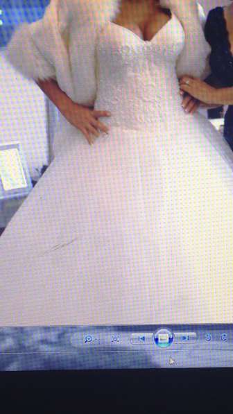 Свадебное платье, вышитое жемчугом. Очень красивое в Евпатории фото 4