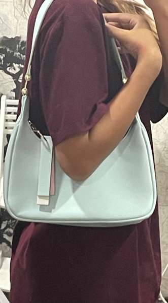 Кожаная сумка багет, голубая в Новосибирске