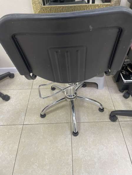 Продаю парикмахерское кресло свое в Москве