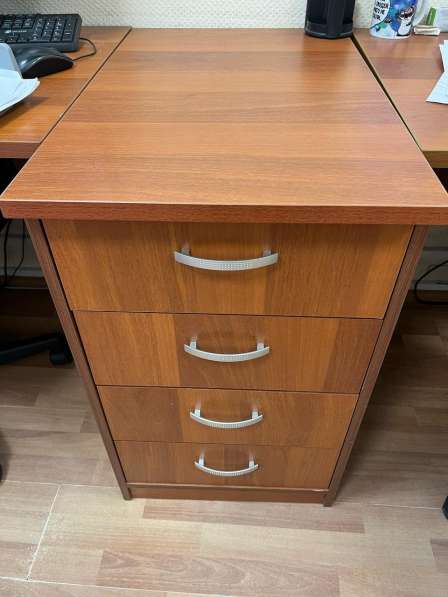 Офисная мебель бу (столы, тумбы, шкаф) в Москве фото 9
