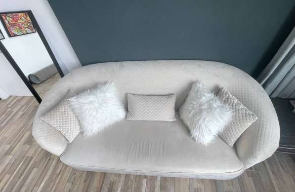 Продается красивый диван бежевого цвета. Цена: 800 AED в фото 4