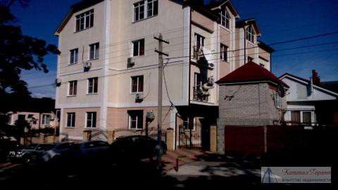 Продам двухкомнатную квартиру в Новороссийске. Жилая площадь 56 кв.м. Этаж 2. Дом монолитный. 