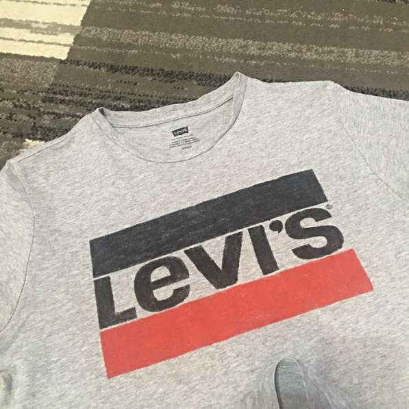 Серая футболка Levi's в Уфе фото 3