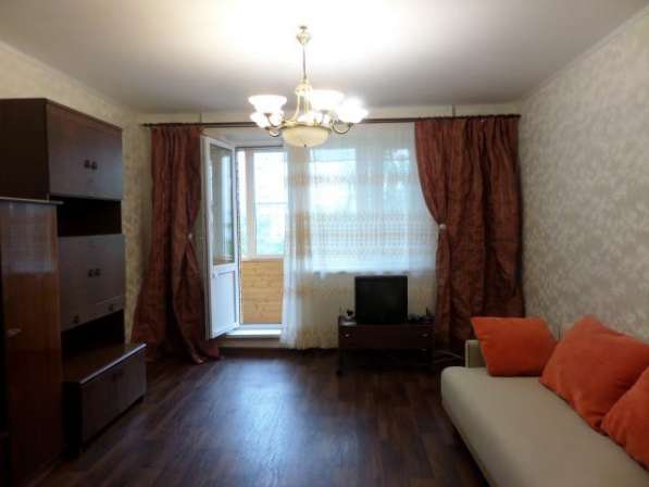 Сдам двухкомнатную квартиру в Москве. Этаж 3. Есть балкон, телефон.