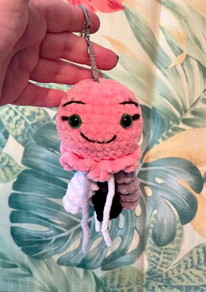 Вязаный крючком плюшевый брелок - осьминожка