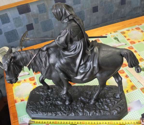 Чугунная скульптура Крестьянка с граблями на лошади, Касли