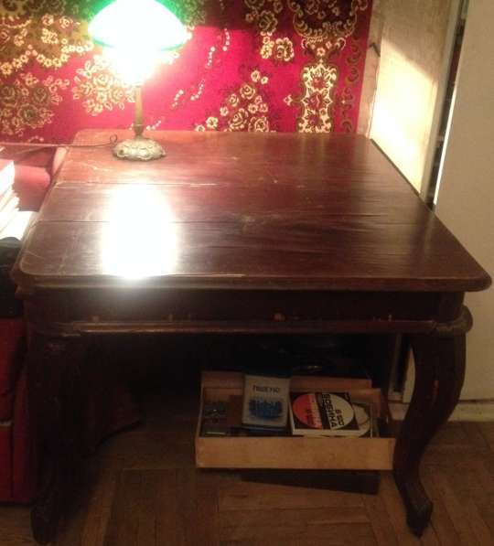 старинный деревянный стол