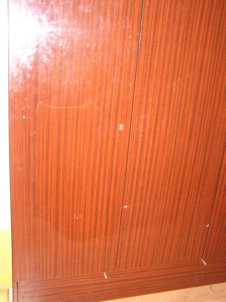 Продам шкаф полированный коричневый вместительный в Красноярске
