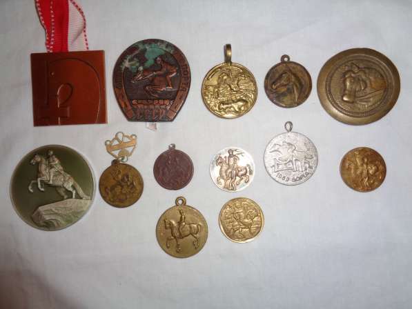 Коллекция значков и медалек кони, лошади в Москве