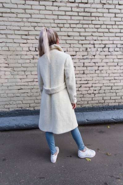 Шикарное белое пальто в Москве фото 3