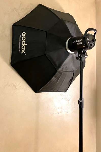 Видеосвет GODOX SL-60W + стойка + октобокс 95 см с сотами