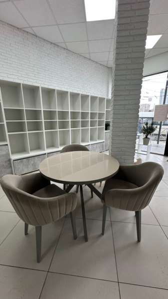 Стол и стулья