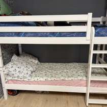 Продам двухъярусную кровать с матрасами, в Уссурийске
