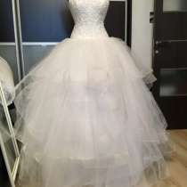 Пышное свадебное платье с юбкой воланами, в Москве