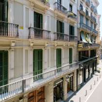 Четырехэтажное здание в Барселоне, в Санкт-Петербурге