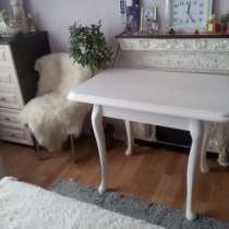 Продам красивый белый стол-высота см. ширина 102 см, в Симферополе
