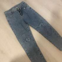 Голубые рваные джинсы, в Владикавказе