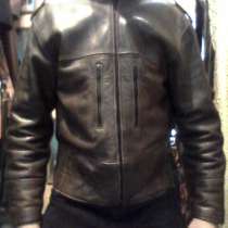 Продаю куртку кожаную мужскую, короткую, темно-коричневую, в Барнауле