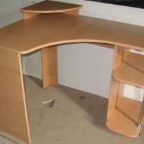 Продам угловой компьютерный стол, в Москве
