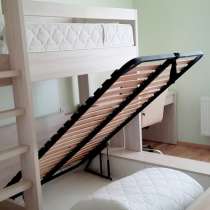 2 ярусна кровать+ матраци, письмовий стіл, ідеальний стан, в г.Киев