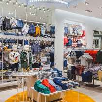 Коммерческое помещение, сданное в аренду сети магазинов H&M, в Санкт-Петербурге