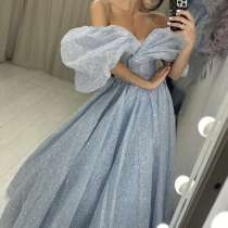 Прокат голубое блестящее длинное пышное платье, в Москве